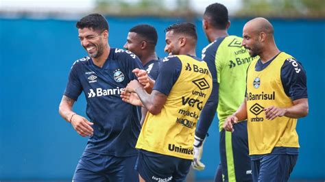 Torcida do Grêmio zoa silêncio de colorados no estádio entenda