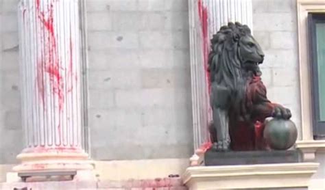 Tiran Botes De Pintura Roja A Los Leones Del Congreso De Los Diputados