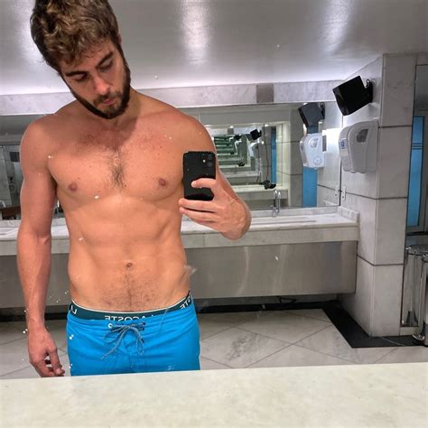 Rafa Vitti exibe físico em foto sem camisa Virei o que mais temia