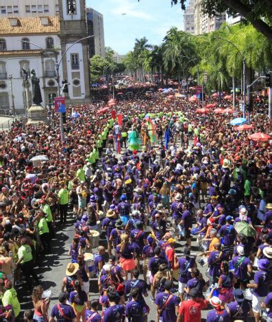 Monobloco fecha Carnaval de rua do Rio arrastando uma multidão de