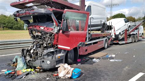 Unfall Im Stauende Auf Der A Bei Kassel Vier Lkw Fahren Ineinander