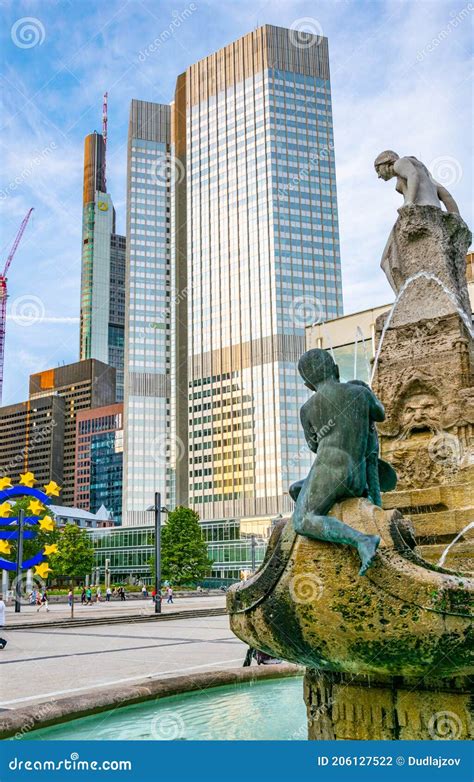 Eurozeichen Vor Eurotower In Frankfurt Am Main Deutschland Stockfoto