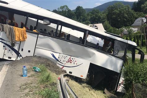 Tenczyn Wypadek Na Zakopiance Autokar Z Dzie Mi Zderzy Si Z