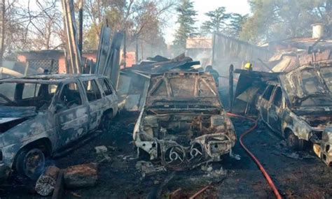 VIDEO Impresionante incendio en un taller mecánico del distrito