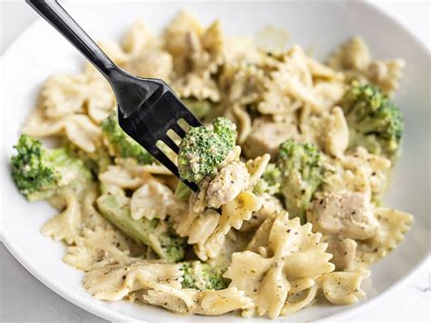 Pâtes crémeuses au pesto avec poulet et brocoli