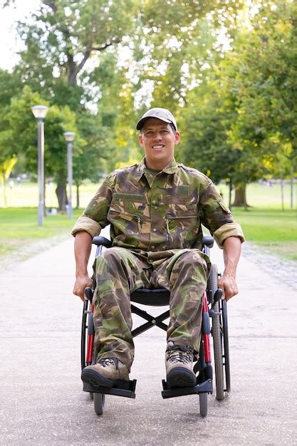 Enthousiaste Homme Militaire Handicap En Fauteuil Roulant Portant Un