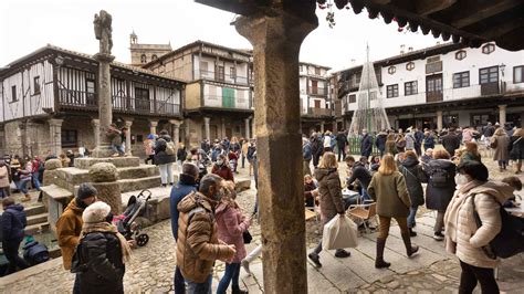 La Alberca El Pintoresco Pueblo De Salamanca Con Un Marrano Suelto Por