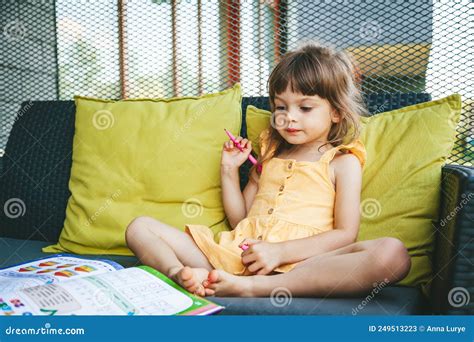 Dessin De La Petite Fille Maternelle Dans Le Livre D Tude Image Stock