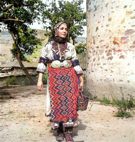 Българска празнична носия от село Баничан, Гоцеделчевско