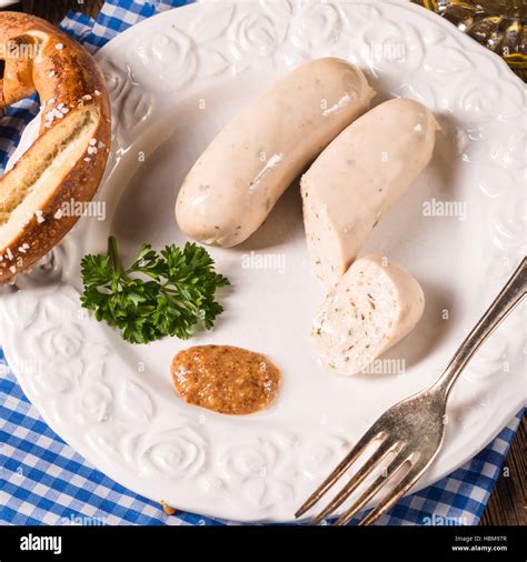 Bayerische Wurst mit Brezel süßem Senf und Bier Stockfotografie Alamy