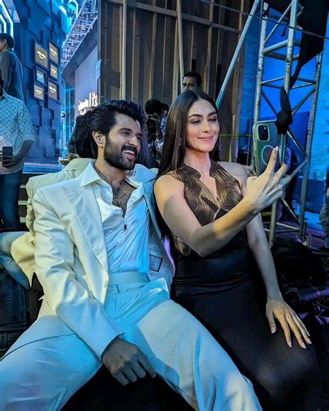 Vijay Devarakonda Mrunal S Romantic Moves In Mumbai Tamil News