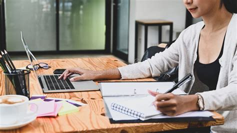 Mujer Joven Que Trabaja Con Una Laptop Y Que Toma Nota De La Laptop