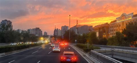 雷雨云团移出京城！金红色的晚霞上线 京报网