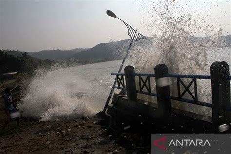 Masyarakat Pesisir Diimbau Waspadai Gelombang Tinggi Hingga Enam Meter