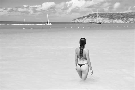 Concepto De Vacaciones De Vacaciones De Verano Mujer En Bikini Sexy En La Playa Del Mar En