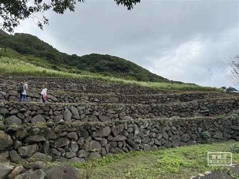 新北石門秘境步道｜嵩山百年梯田步道，全台唯一火山岩石砌梯田，穿梭在田埂之間景色超美 寶寶溫旅行親子生活 新北石門秘境步道｜嵩山百年梯田步道