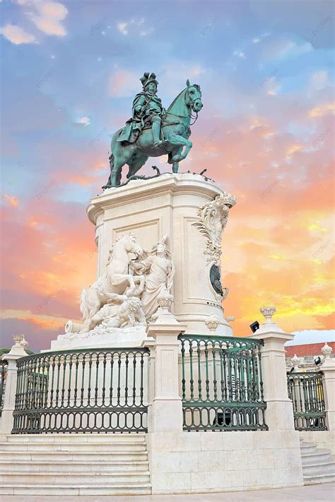 Fundo Statue Of King Jose I And Praça Do Comércio In Lisbon Portugal