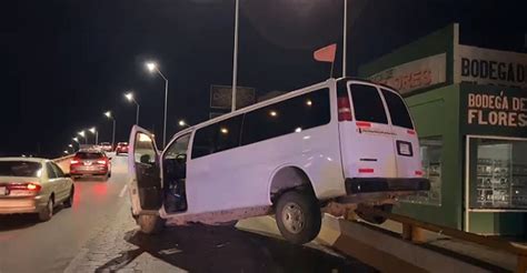 Camioneta casi cae del puente en la Teófilo Borunda