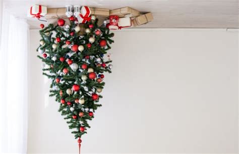 Albero di Natale a testa in giù come addobbarlo in casa