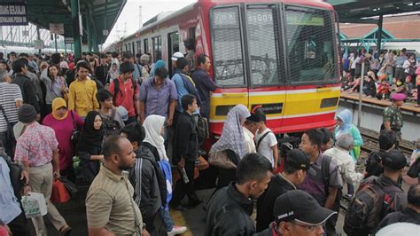 Foto Jadwal Commuter Line Berubah Penumpang Terkecoh