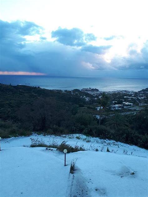 Taormina Sotto La Neve E Tutto Il Sud La Repubblica Palermo E Ansa