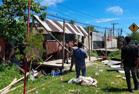 Berdiri Di Atas Fasum Bangunan Liar Di Bypass Padang Dibongkar Satpol PP