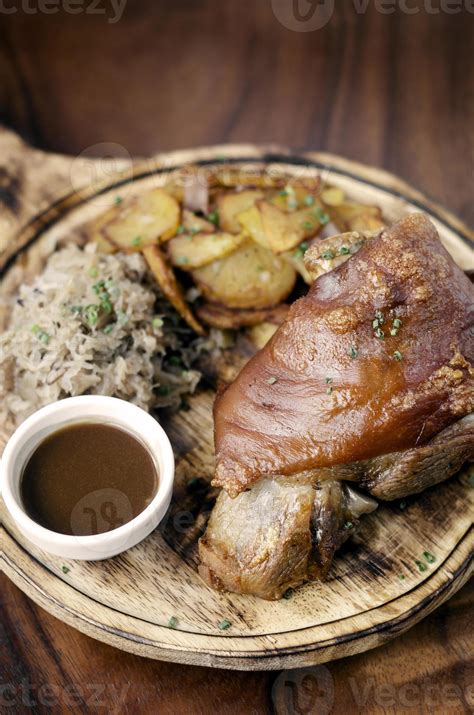 Jarret De Porc Traditionnel Allemand Schweinshaxe Avec Choucroute Et