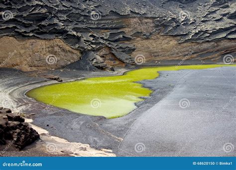 Laguna Verde Dentro Del Cráter áspero Negro Del Volcán Foto de archivo