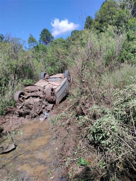 SAÍDA DE PISTA CAPOTAMENTO NA SC 350 DEIXA DOIS FERIDOS LEBON