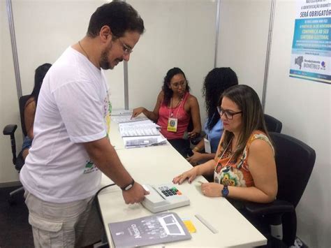 G Eleitores Votam Em Urna Biom Trica Pela Primeira Vez Em Salvador