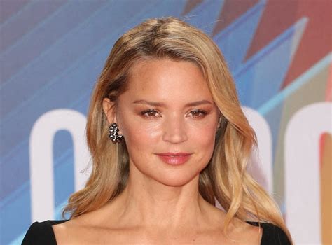 Virginie Efira enceinte la comédienne dévoile son ventre arrondi