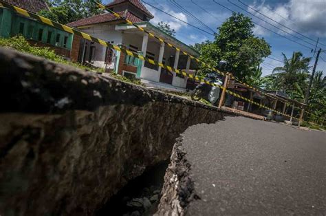 Foto Jalan Ambles Akibat Hujan Deras