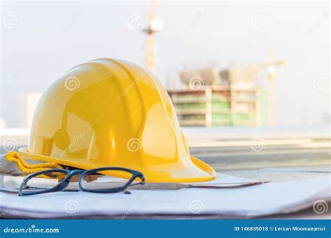 O Capacete De Seguran A Amarelo E O Modelo No Canteiro De Obras