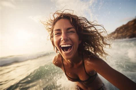 Surfista Feminina Aventureira Se Divertindo Na Praia No Ver O Foto