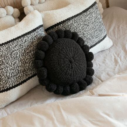 Mini Coussin Rond Pompons Noir Coussin Ethnique Finca Home