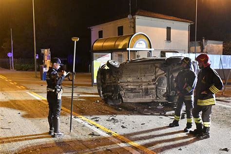 Scontro Fra 2 Auto A Villa Prati Una Si Ribalta Sul Fianco Foto