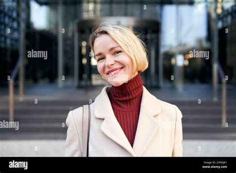 Femme blonde mature souriante Banque de photographies et dimages à haute résolution Alamy