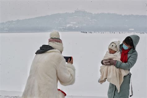 People Enjoy The Snow At The Summer Palace Chinadaily Cn