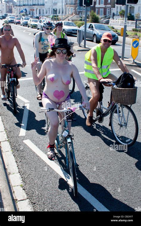 Schwanger Weibliche Radfahrer Am Portsmouth World Naked Bike Ride