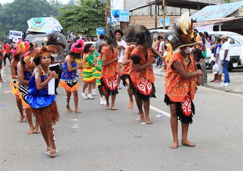 Dancing Papuan kids editorial photo. Image of street - 66595331