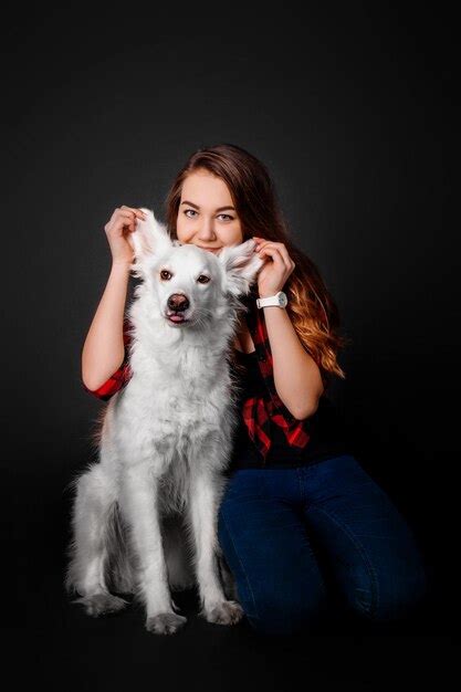 Retrato De Un Ni A Joven Con Ella Perro En Estudio En Un