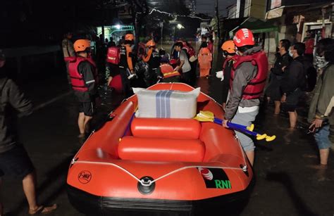 Respon Cepat Bencana Banjir Jabodetabek Rni Serahkan Bantuan Perahu