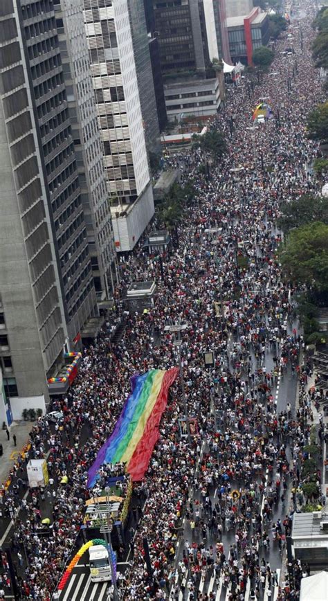 Parada Gay reúne milhões em SP