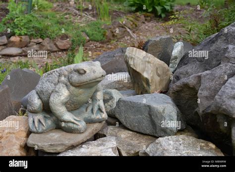 Fuentes de ranas de piedra fotografías e imágenes de alta resolución