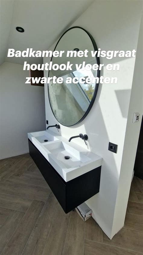 Badkamer Met Visgraat Houtlook Vloer En Zwarte Accenten Badkamer