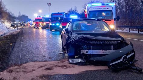 F Nf Schwerverletzte Nach Unfall Auf A Stundenlange Vollsperrung