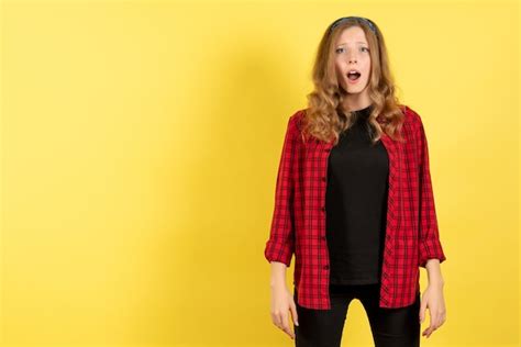 Mulher Jovem De Frente Para A Camisa Quadriculada Vermelha Posando