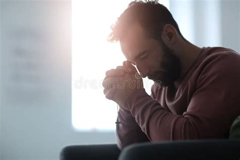 Hombre Joven Religioso Que Ruega A Dios En Casa Foto De Archivo