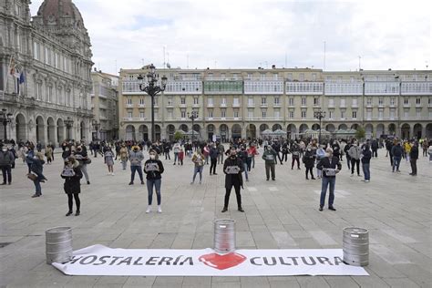 La hostelería se echa a la calle en Lugo y A Coruña para urgir ayudas