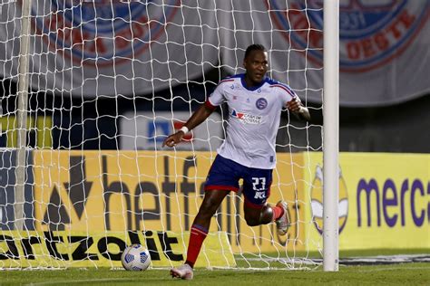 Atuações em noite inspirada Rodallega comanda Bahia em goleada sobre